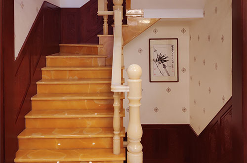 钦北中式别墅室内汉白玉石楼梯的定制安装装饰效果